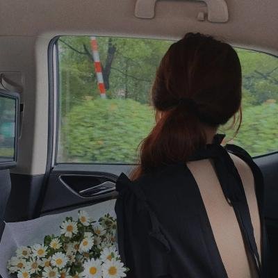 发布会现场实拍：某天后之女晒豪宅名表，评论区两极分化